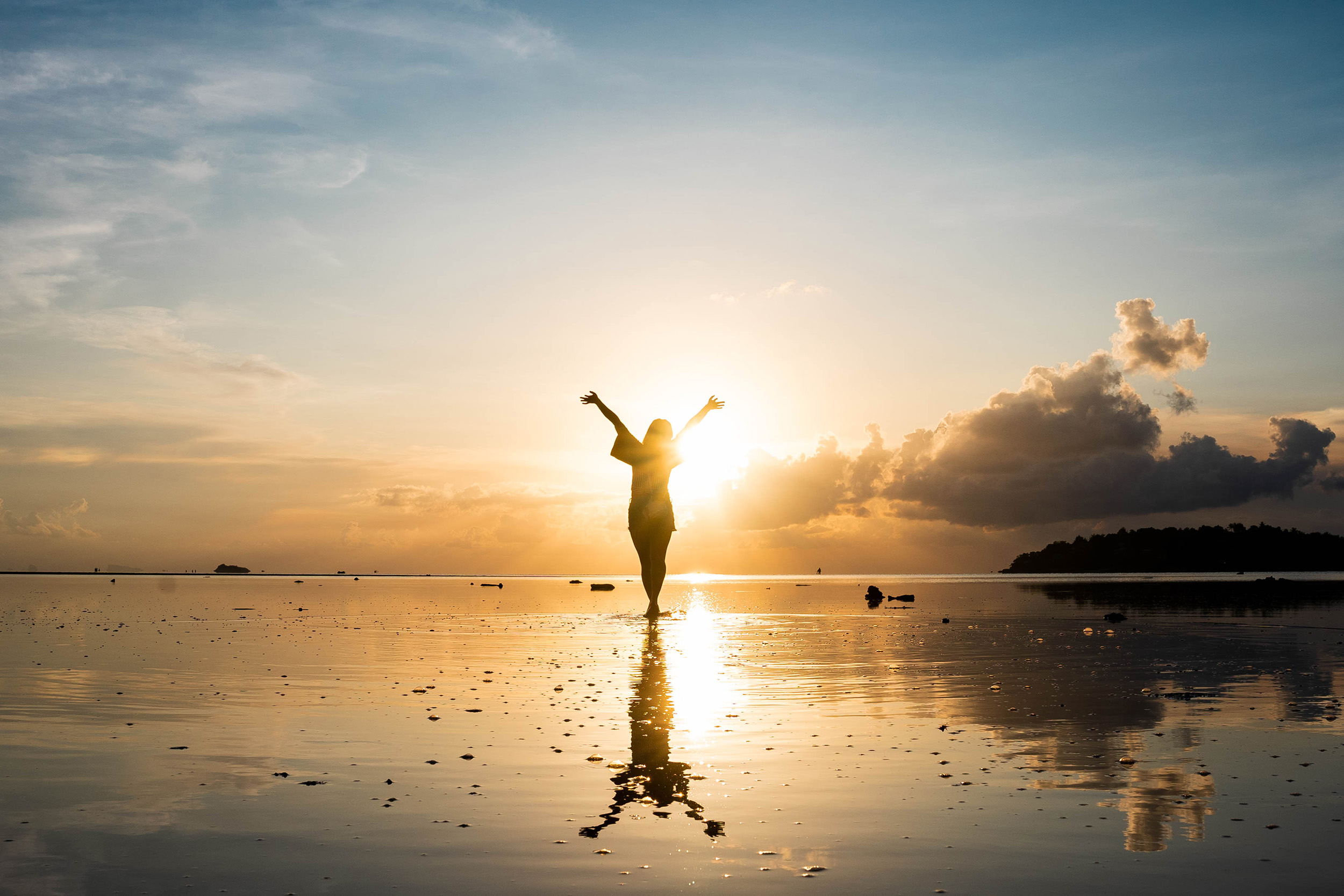 Photo d'une silhouette avec coucher de soleil