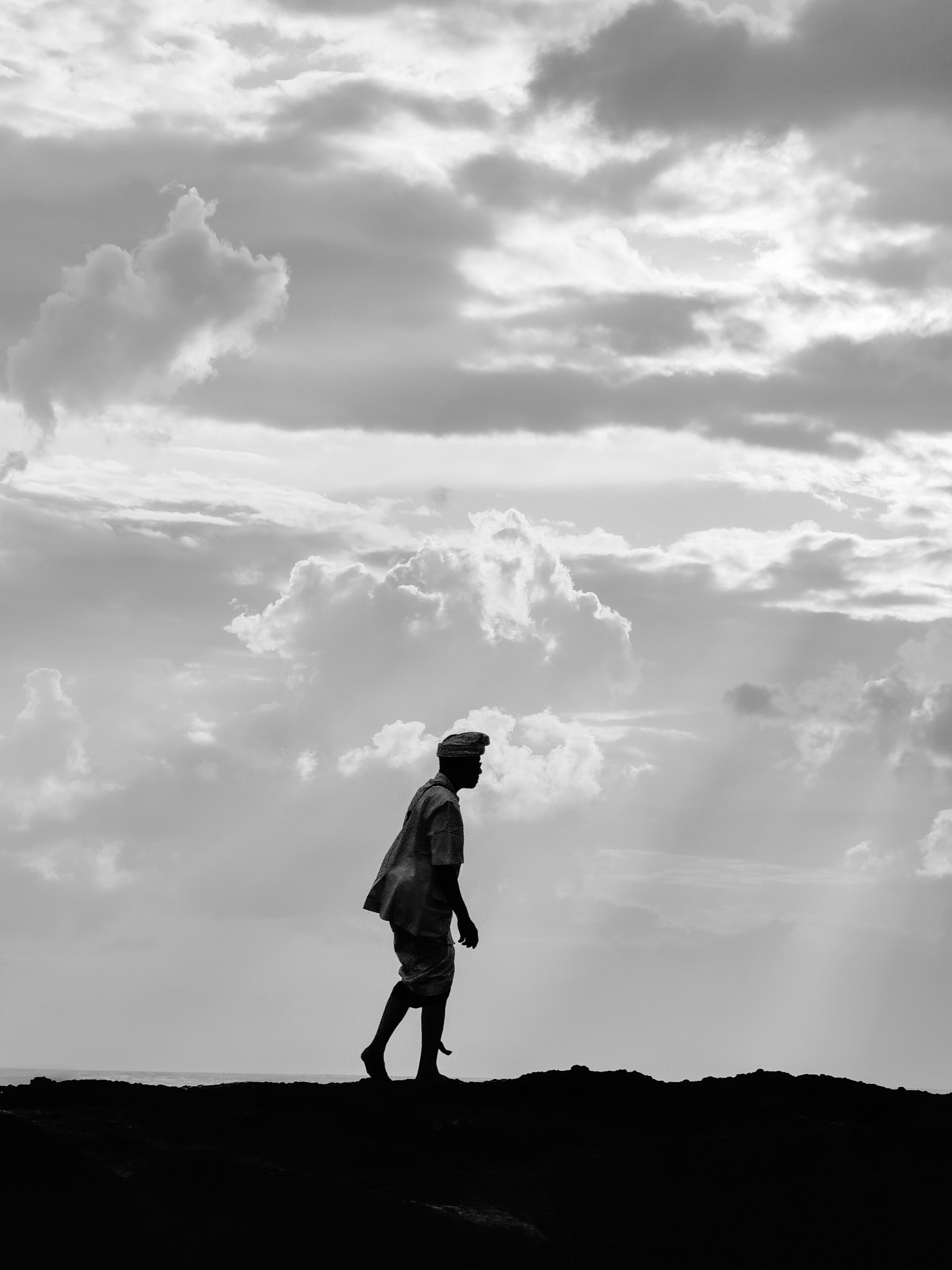 Photo d'une silhouette au bord de mer